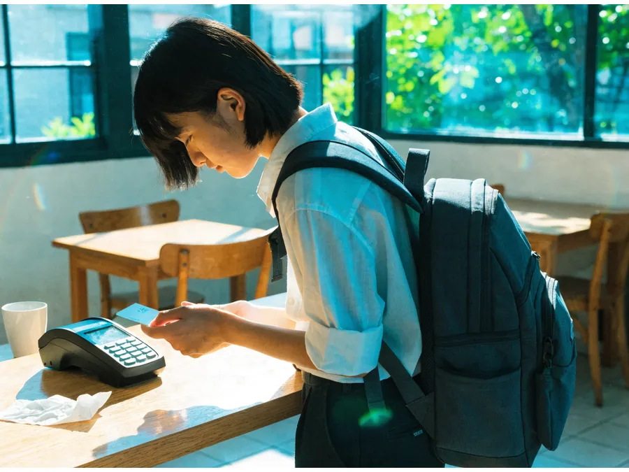 음식점에서 장학카드로 결제하는 학생
